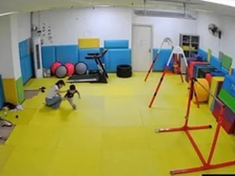 Camera ghi lại cảnh bé trai 5 tuổi gãy xương đòn ở lớp can thiệp: "Nghe thấy tiếng 'đốp' đó, tim tôi như có ai cầm dao đâm vào"