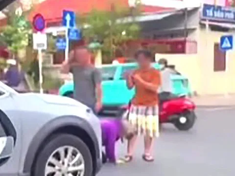 Cơ quan chức năng thông tin về clip người phụ nữ quỳ giữa đường, chắp tay van xin sau va chạm giao thông