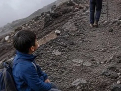 Phát hiện cậu bé 7 tuổi một mình trên núi Phú Sĩ sau khi bị cha và anh trai bỏ lại để tiếp tục leo núi