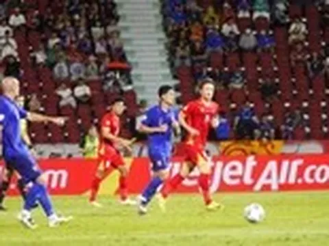 Thắng Thái Lan lượt đi chung kết ASEAN Cup, cờ Việt Nam rực đỏ Bangkok