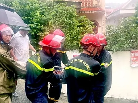 Cứu người mắc kẹt do sạt lở bờ kè ở Bãi Cháy, Quảng Ninh do mưa lớn