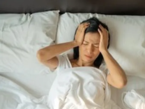 Ngủ đủ giấc nhưng thức dậy vẫn đau đầu: Vì sao?