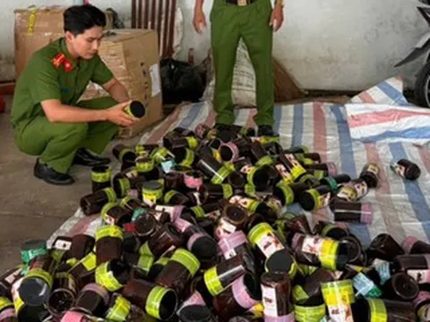 Đột kích kho sản xuất 'kem trộn trắng da Thái Lan' ở An Giang
