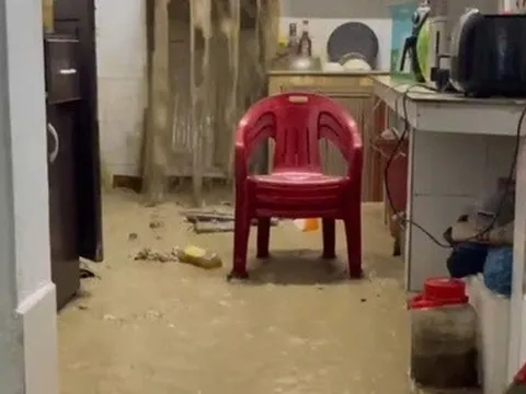 Mưa lớn gây sạt lở, nước tràn vào nhà dân ở Quảng Ninh