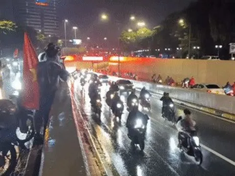 Người Hà Nội đổ ra đường 'đi bão' trong mưa lớn sau chiến thắng của tuyển Việt Nam