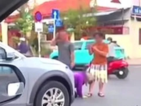 Người phụ nữ quỳ giữa đường van xin sau va chạm giao thông: Người lái xe hơi lên tiếng