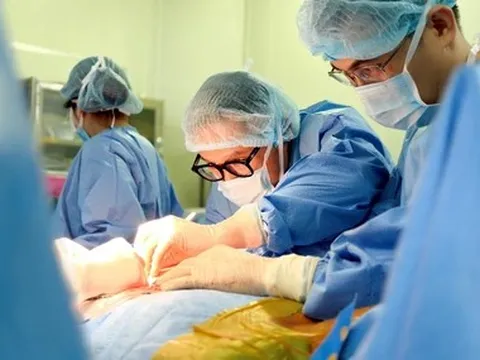 Tái tạo thành công đường tiêu hóa cho bệnh nhân mất toàn bộ dạ dày do uống nhầm hóa chất tẩy bồn cầu