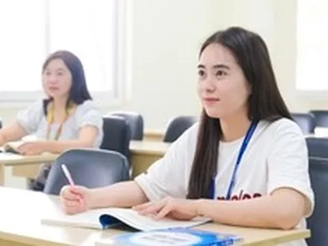 Tan ca không vội nghỉ, công nhân học tiếng Hàn, tiếng Trung, đầu tư cho tương lai
