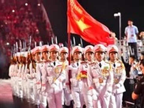 Mưa lớn không ngăn được 40.000 khán giả: 'Tổ quốc trong tim' bắt đầu dưới rợp trời cờ đỏ