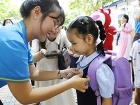 Phụ huynh xôn xao cặp học sinh cũng phải ‘đồng phục’, trường nói 'hiểu nhầm'