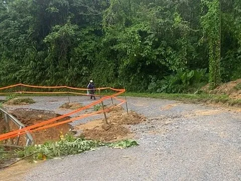 Mưa lớn khiến nhiều tuyến đường sạt lở, Lạng Sơn gần 80 điểm tắc đường do ngập
