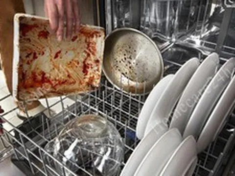 Vì sao máy rửa bát chạy xong mà bát đĩa vẫn bẩn? Thợ sửa chữa chỉ ra 1 nguyên nhân nhiều người bỏ qua