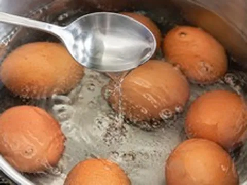 Vì sao nên thêm một chút giấm vào nồi khi luộc trứng? Nhiều người ước biết sớm hơn