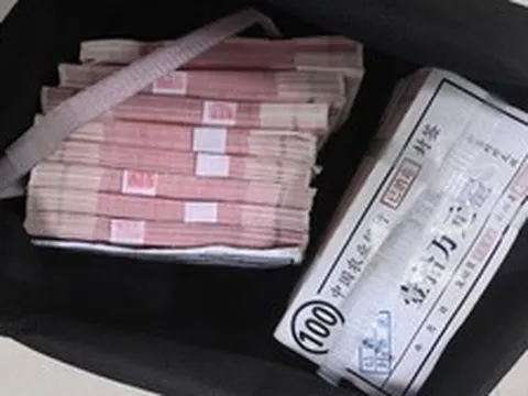 Chuyển khoản hộ 718 triệu đồng rồi cầm về 718 triệu tiền mặt, người đàn ông phải báo công an