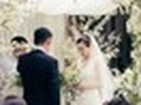 Nữ diễn viên ai cũng biết mặt “dao kéo” hỏng hết mặt, được chàng trai lương 19 tỷ/năm quỳ gối cầu hôn sau 30 ngày hẹn hò