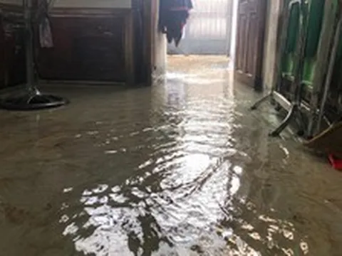 Nước mưa tràn vào nhà nên làm gì đầu tiên?