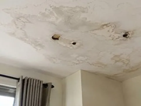 Trần nhà ngấm nước nên làm gì đầu tiên?