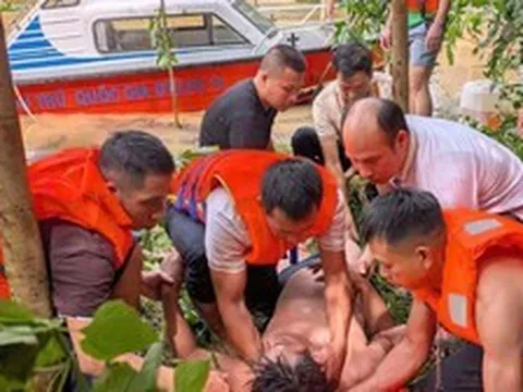 Lật xuồng khi đưa bệnh nhân đi cấp cứu giữa mưa lũ, 7 người được cứu sống