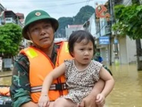 Bồng em nhỏ vượt biển nước đục ngầu bùn đất ở Lạng Sơn