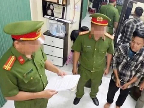Bắt khẩn cấp nhóm đối tượng dùng còng số 8 khống chế người, ép viết giấy nợ
