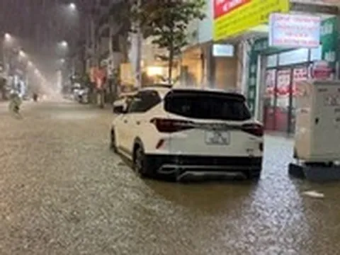 Mưa như trút nước, nhiều tuyến đường ở Hải Phòng biến thành sông