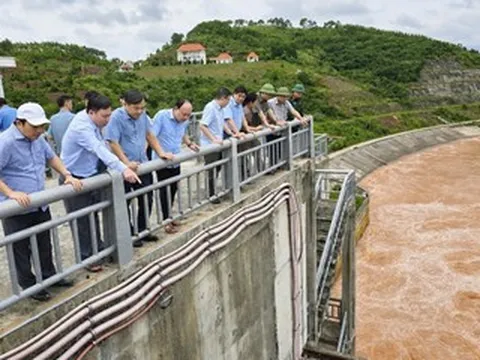 Mưa lũ tràn vào nhà cả nghìn hộ dân một xã, Thứ trưởng NN&MT yêu cầu giải pháp căn cơ