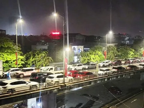 Nước sông Cầu ở Thái Nguyên dâng cao, ô tô chen kín cầu Bến Tượng tránh lũ