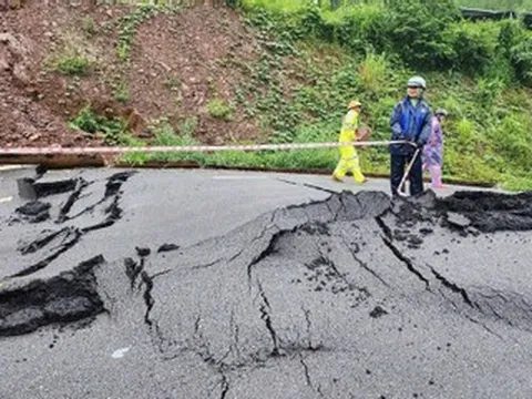 Sạt trượt làm đứt gãy Quốc lộ 4B, tạm dừng ôtô qua Lạng Sơn