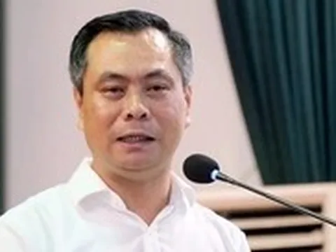 Cựu hiệu trưởng Cao đẳng Du lịch Hà Nội hầu tòa vụ ‘ăn chặn tiền A80’, sinh viên dự kín phòng xử
