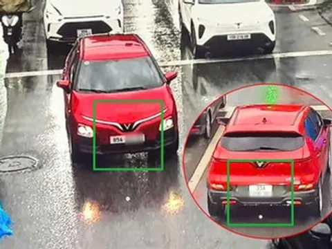 Ô tô gắn 2 biển số khác nhau chạy trên đường ở Hà Nội