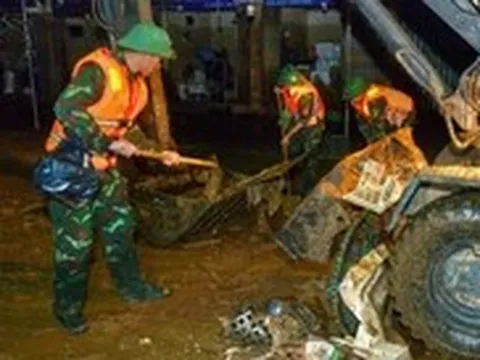 Quân đội, công an xuyên đêm dọn chợ Giếng Vuông, đón 800 tiểu thương trở lại buôn bán sau lũ