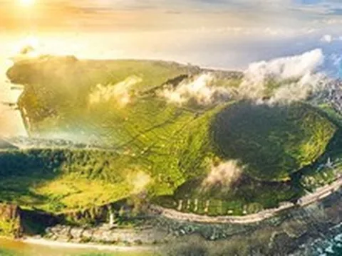 Hòn đảo có hồ nước ngọt nằm ngay trên miệng núi lửa, cách đất liền chỉ 30km rất đáng để ghé một lần dịp 2/9