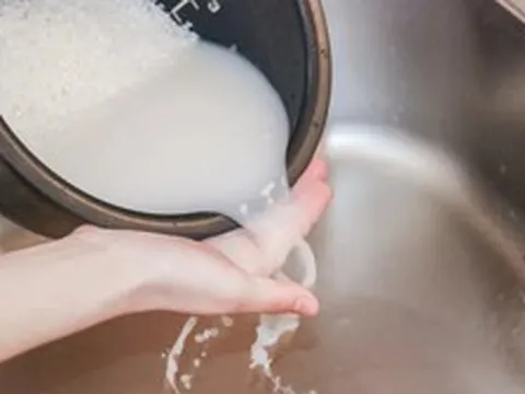 Vì sao không nên vo gạo 2 lần trong nồi cơm điện?