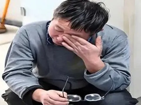 Lương tháng hơn 15 triệu nhưng công ty chuyển khoản 2 tỷ đồng và ghi rõ là thưởng, sau đó tài khoản bị phong tỏa, người đàn ông bị kiện
