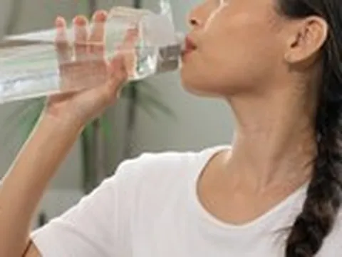 Chỉ uống nước 15 ngày để giảm cân, người phụ nữ mang di chứng suốt đời