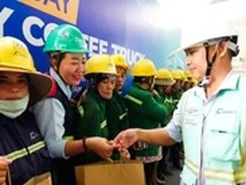 Hàng trăm công nhân làm dự án APEC 2027 nhận quà và học bổng cho con đến trường