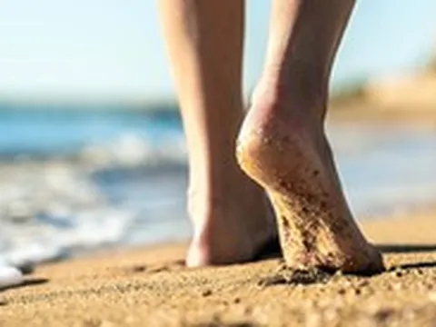 Đi chân trần có phải cách giúp bàn chân khỏe hơn?