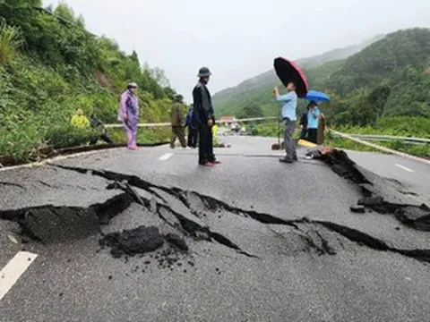 Quốc lộ 4B qua Lạng Sơn đứt gãy nghiêm trọng