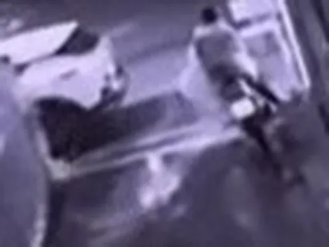 Nam sinh viên tố bị người đàn ông đi ô tô đấm, tát khi trú mưa ở Hà Nội