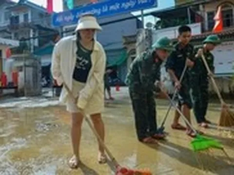 Trường ngập do mưa lũ, thầy cô và phụ huynh tất bật dọn dẹp bùn đất đón học sinh khai giảng