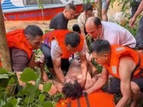 Cứu 7 người trong vụ xuồng máy chở bệnh nhân đi cấp cứu bị lật giữa dòng lũ