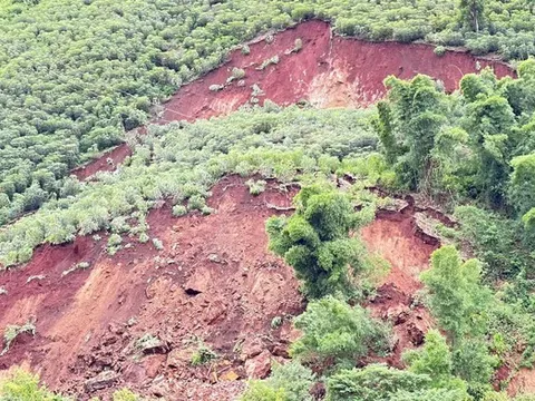 Sạt lở hơn 300.000m3 đất đá, tuyến đường vùng biên Thanh Hoá bị tê liệt