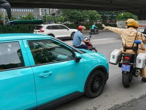Taxi bất ngờ dừng giữa 'chốt' CSGT ở Hà Nội, đại úy công an hành động khẩn