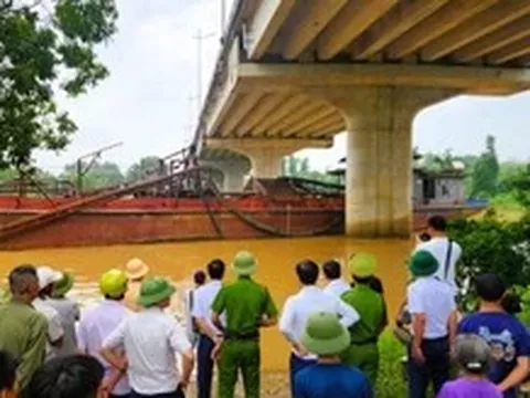 'Giải cứu' 2 tàu hút cát mắc kẹt vào trụ cầu sông Tào