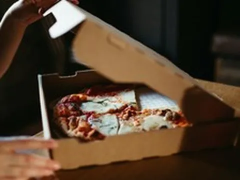 'Đùa' bằng cách mạo danh đặt pizza giao khắp nơi, thanh niên đối mặt 8 năm tù