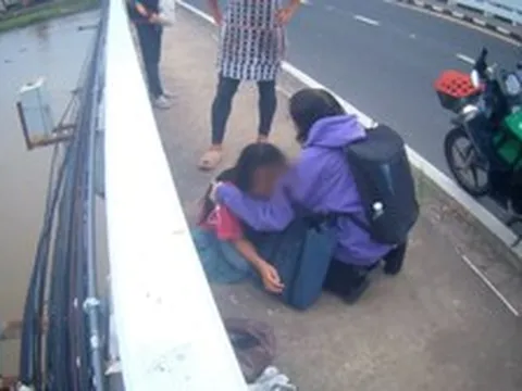 Đang chở khách, tài xế Grab 19 tuổi lao đến giải cứu thành công người phụ nữ đang định nhảy cầu