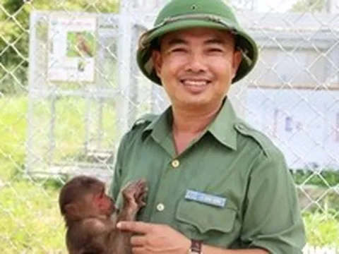 'Vú nuôi' của những chú khỉ đặc biệt ở trung tâm cứu hộ động vật hoang dã