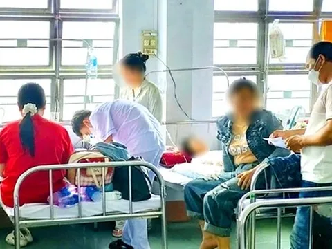 Vụ 150 người ngộ độc sau ăn bánh mì ở Gia Lai: 2 cha con chủ tiệm cũng đi cấp cứu, chưa rõ nguyên nhân