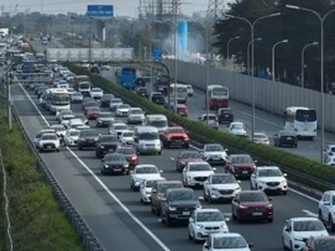Phạt xe không giữ khoảng cách trên cao tốc: Đường ùn tắc, tài xế xử lý thế nào?