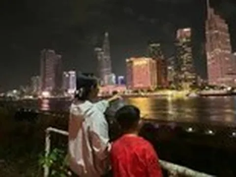 Cha đi làm xa, chỉ có thể hỏi han, động viên nhưng không thể đưa tay sờ trán khi con bệnh